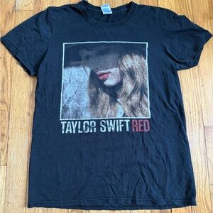 2013 Taylor Swift Black Graphic Tee with Red Accent